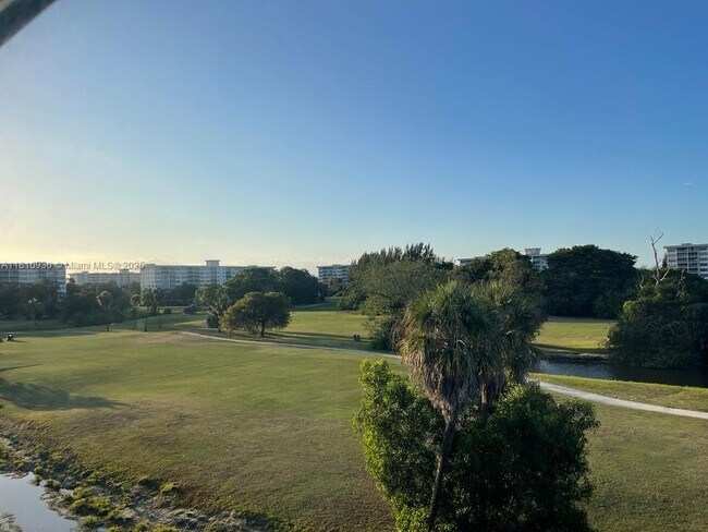 Building Photo - 3151 S Palm Aire Dr