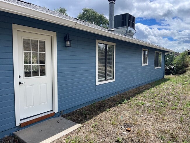 Building Photo - Fresh & Clean 3br with views