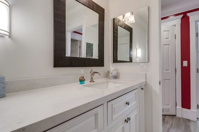 Building Photo - Furnished 2 Bedroom, 1 Bath