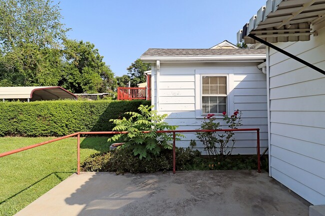 Building Photo - One Level City Living With Large Yard