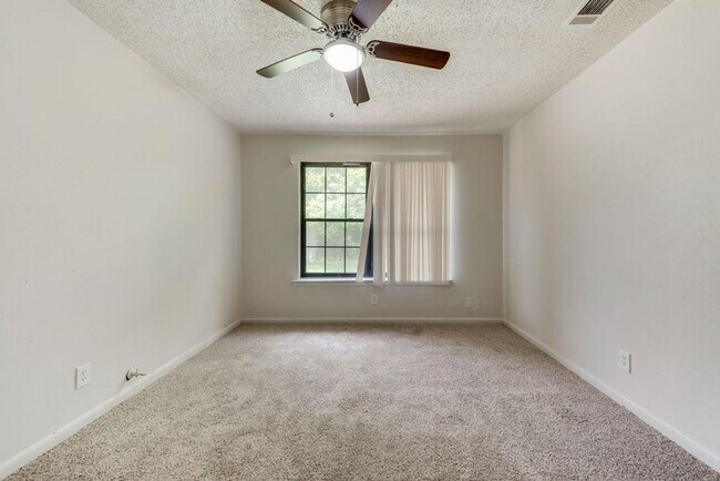 Building Photo - Charming Lease Opportunity in a Convenient Dallas Location!