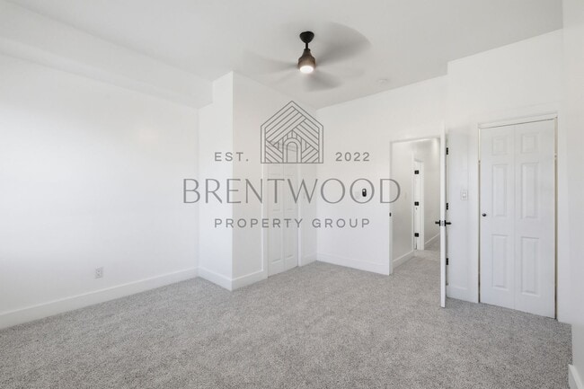 Building Photo - Contemporary 4bed/3bath with Private Yard