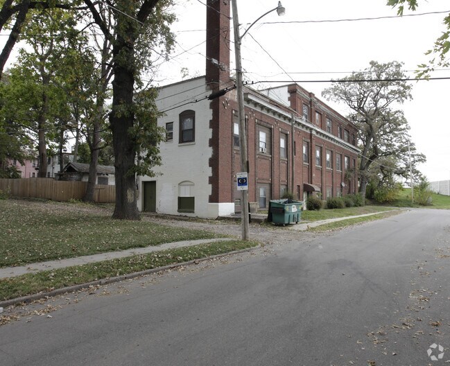 Building Photo - Drake Manor