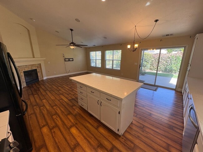 Building Photo - 3524 S Lincoln Ct