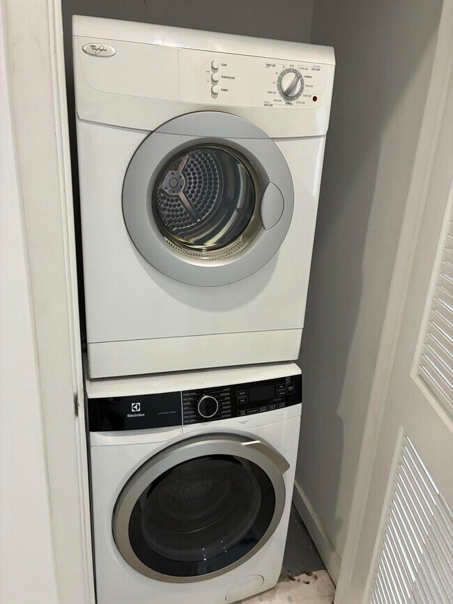 Building Photo - 300 S Australian Ave