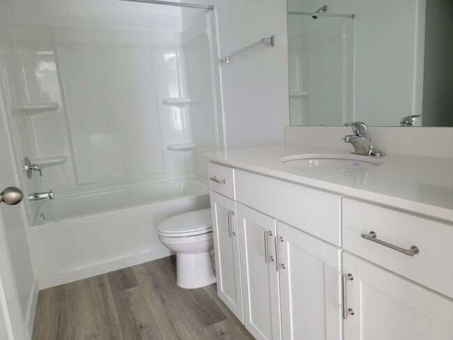 Building Photo - 4 Bed 2.5 Bathroom Townhouse