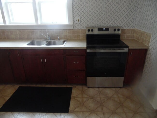 Building Photo - 1 Bedroom, 1 Bath Home,  close to Down Tow...
