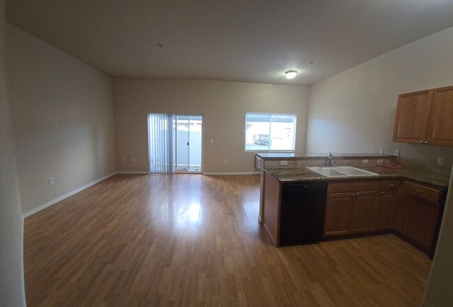 Building Photo - For Rent – Spacious 3 Bedroom Condo in Promenade Condos