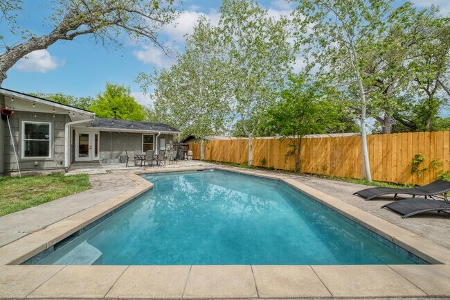 Building Photo - 1413 Berkshire Dr