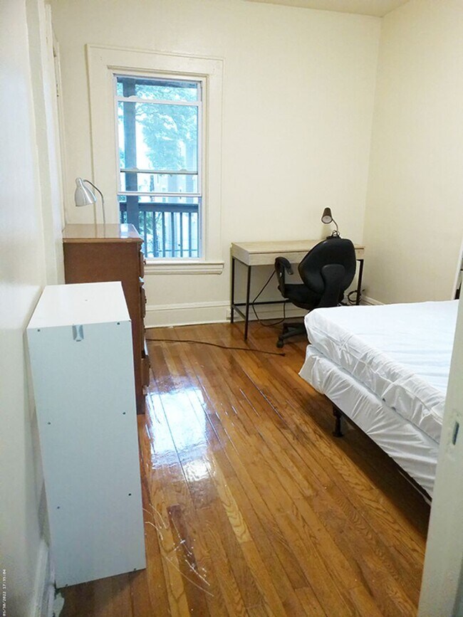 Building Photo - 4 Bedroom Duplex Close to Campus! - 6/1/26