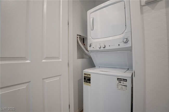 Building Photo - 5730 Sky Pointe Dr