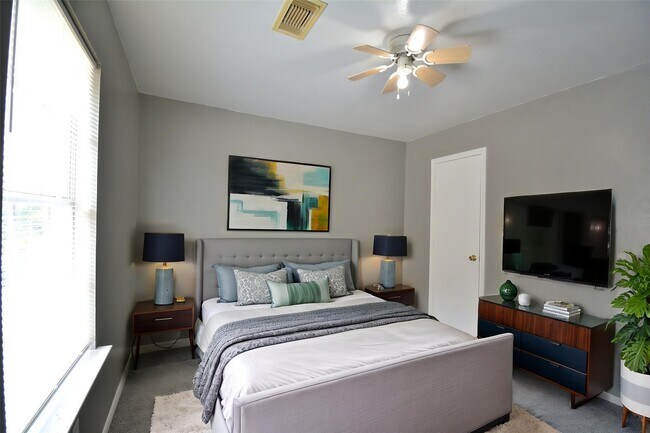 Building Photo - 8904 Ledge St