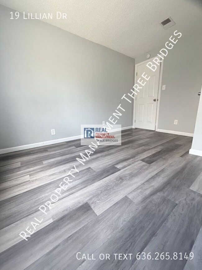 Building Photo - 19 Lillian Dr