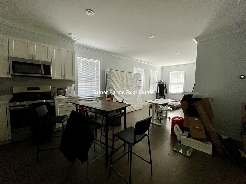 Building Photo - 79 Linden St