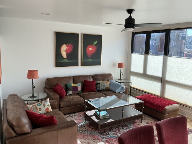 Building Photo - 736 Main Ave