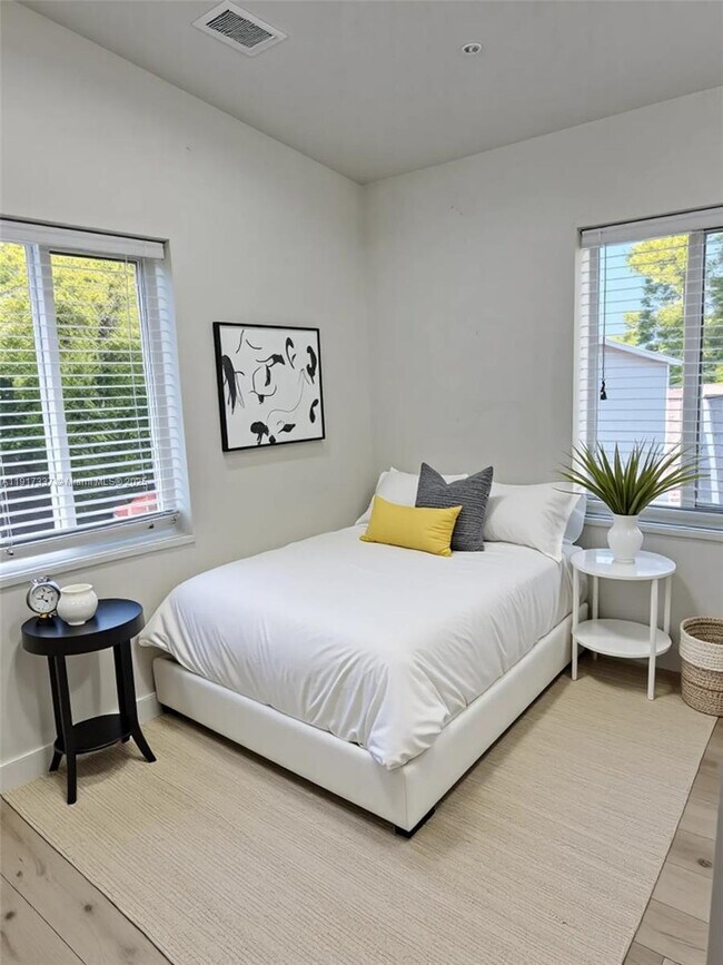 Building Photo - 16204 NE 18th Ct