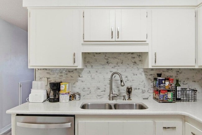 Building Photo - 1325 Greendale Ave