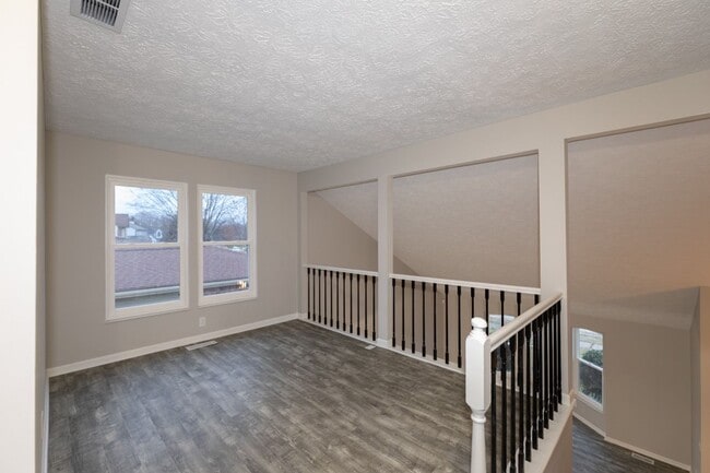 Building Photo - 3 bed 2.5 bath 2 story 2 car attached gara...
