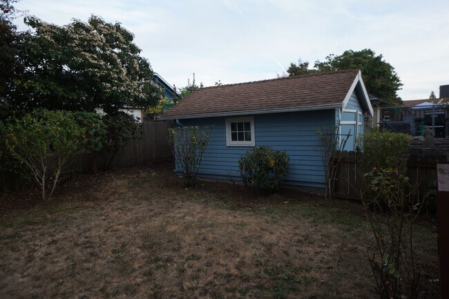 Building Photo - N.E Rose City Bungalow Pet Friendly