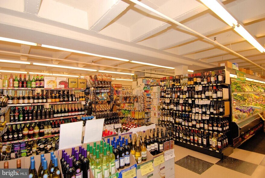 Grosvenor Market - Selling Local Organic Produce + All Essentials! (2 min walk) - 10416 Rockville Pike