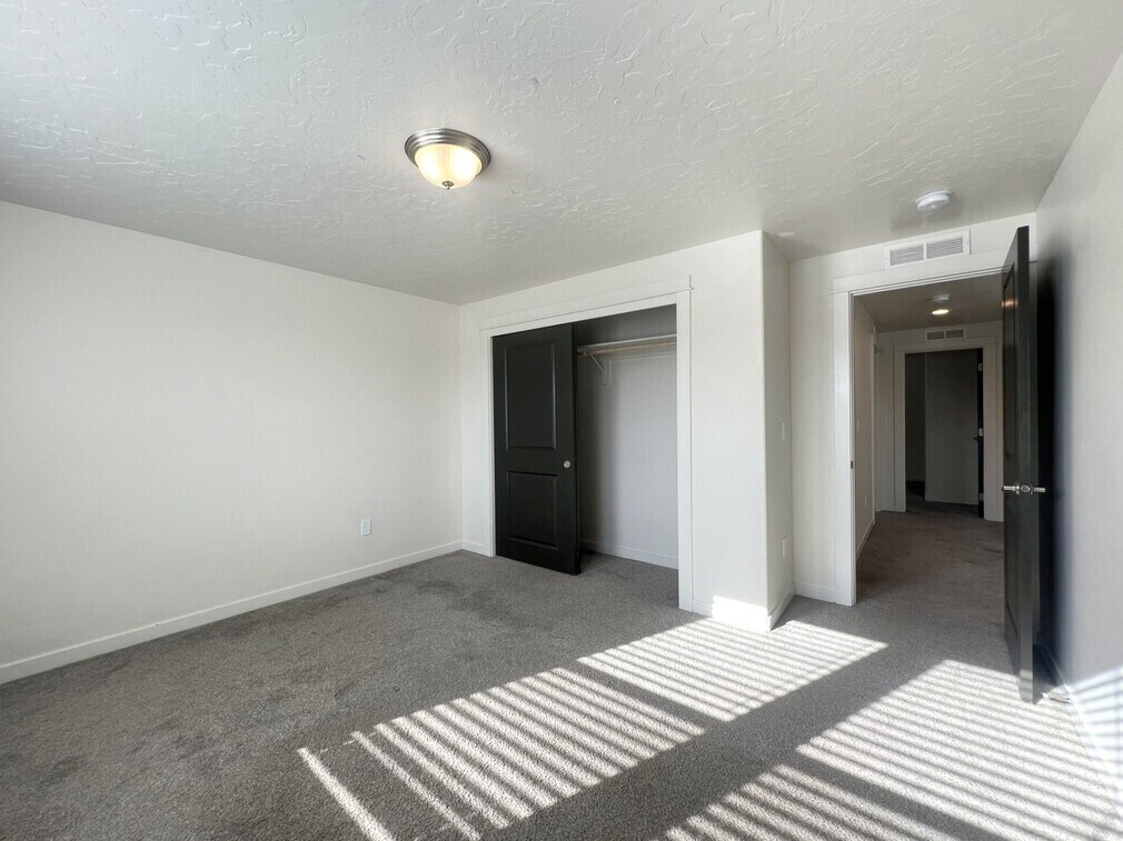Building Photo - 3315 S Cabin Creek Way