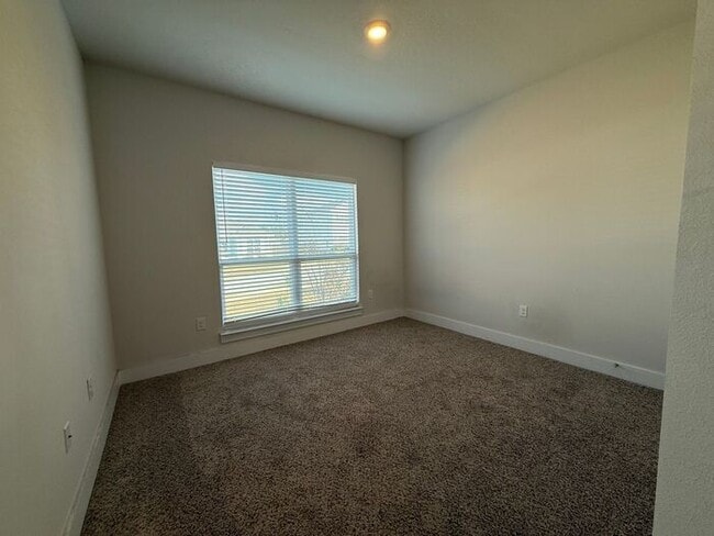 Building Photo - Pensacola - Kaheeley Ridge - 4 bedroom, 3 bathroom - lawn care included