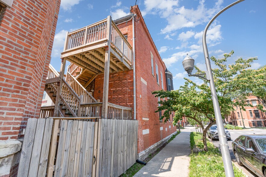 Building Photo - 2201 W Monroe St