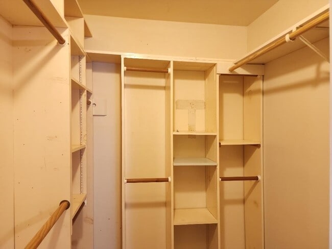 Building Photo - 807 Country Club Rd