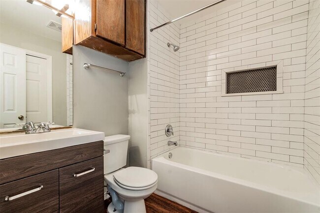 Building Photo - 304 W William Cannon Dr