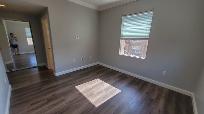 Building Photo - MOVE IN SPECIAL! 1/2 month rent free! West...