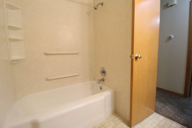 Building Photo - 3 Bedroom 2 Bath Home In Overland Park