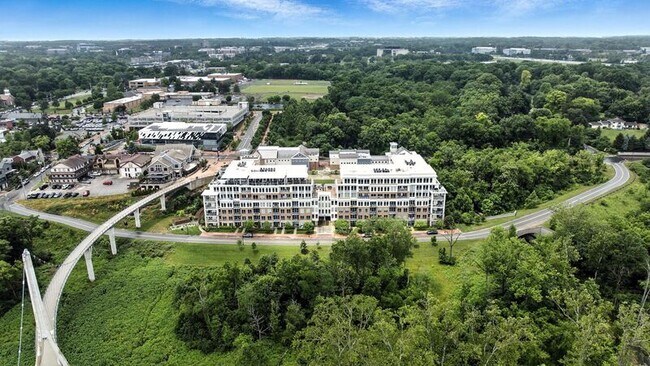 Building Photo - 105 N Riverview St