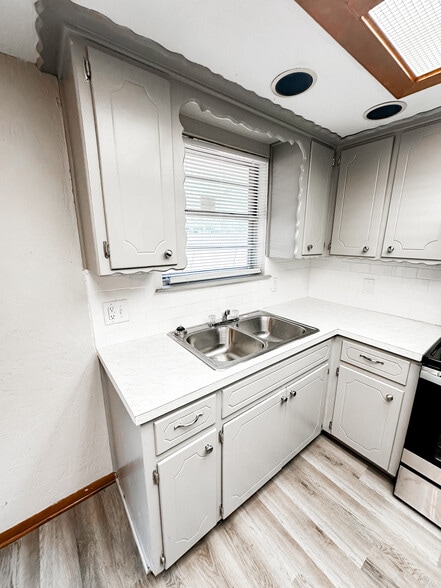 Building Photo - 6910 SW Forest Ave