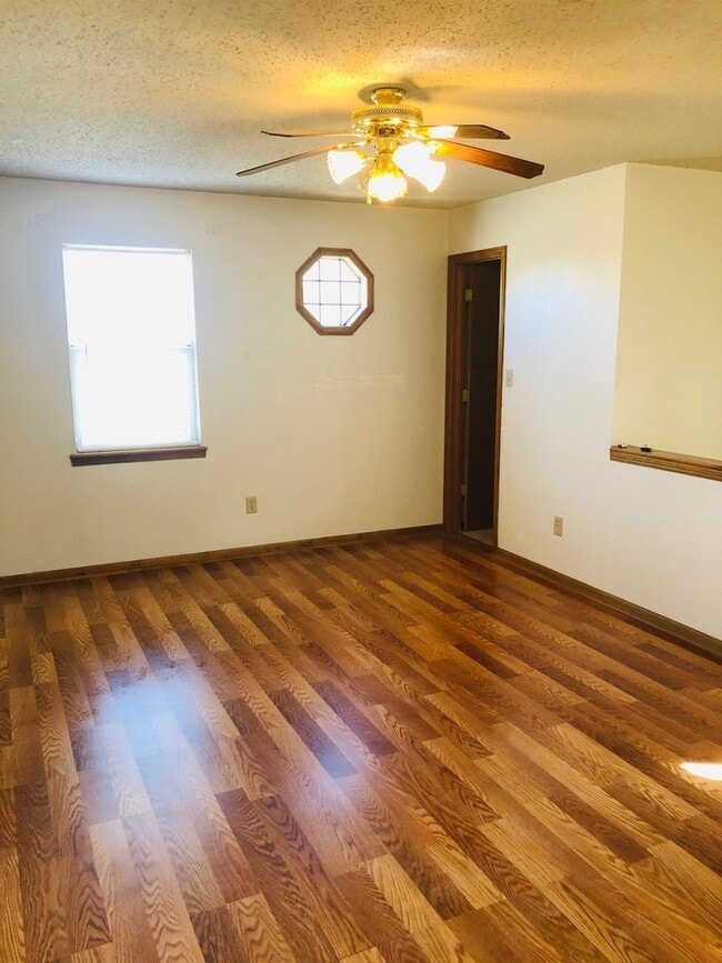 Building Photo - Fresh Interior