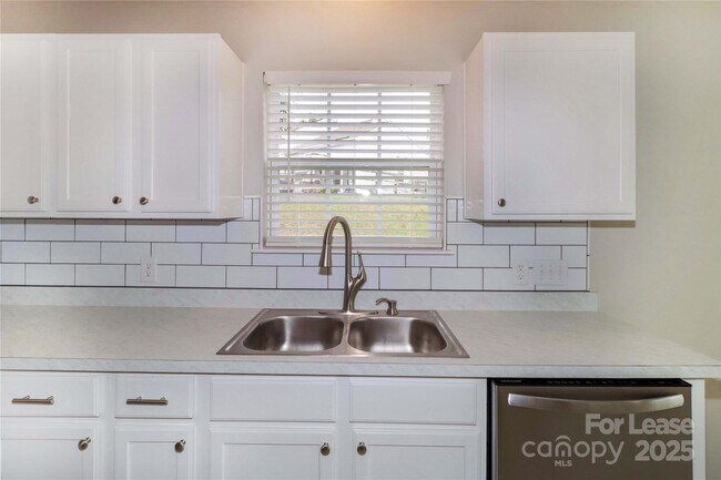 Building Photo - 915 Harbour View Cove NE