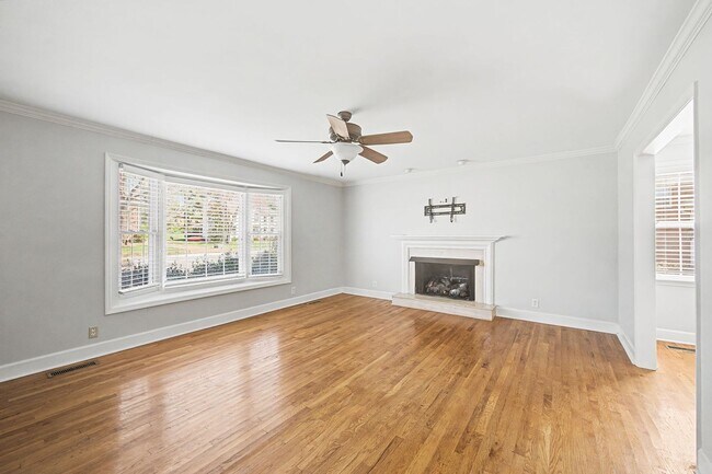 Building Photo - Stunning 3BR/2BA home in the desirable Temple Hills Golf Community!