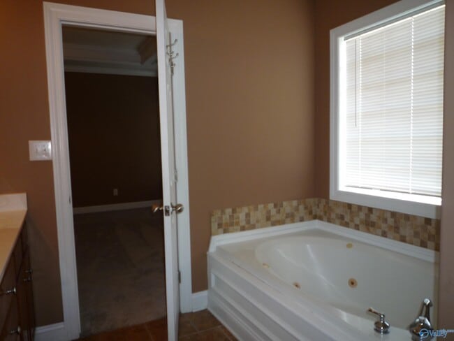 Building Photo - 16656 Bellewood Dr