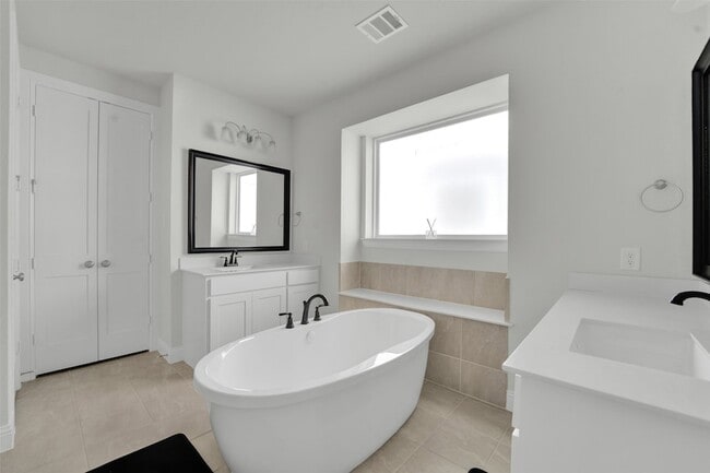 Building Photo - 3520 Helios Ln