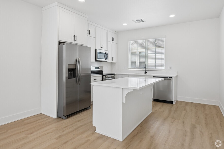4BR, 4BA - 1,950SF - Kitchen - The Courts