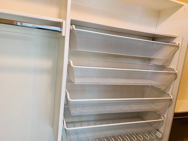 Building Photo - Custom Townhouse with Awesome Back yard