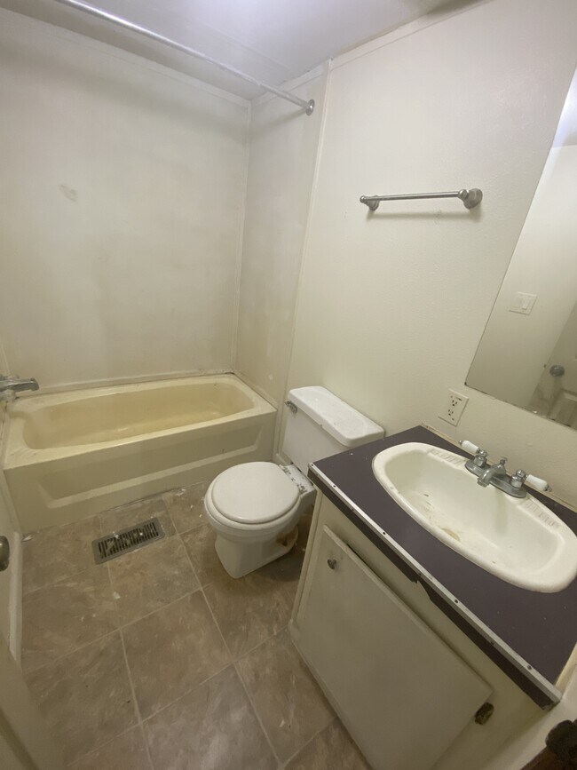 Building Photo - 90 Stowers Ln