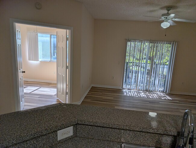 Building Photo - 350 Crestwood Cir
