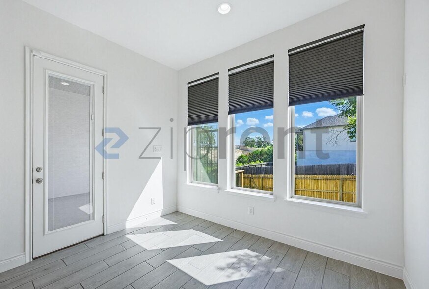 Building Photo - Unit