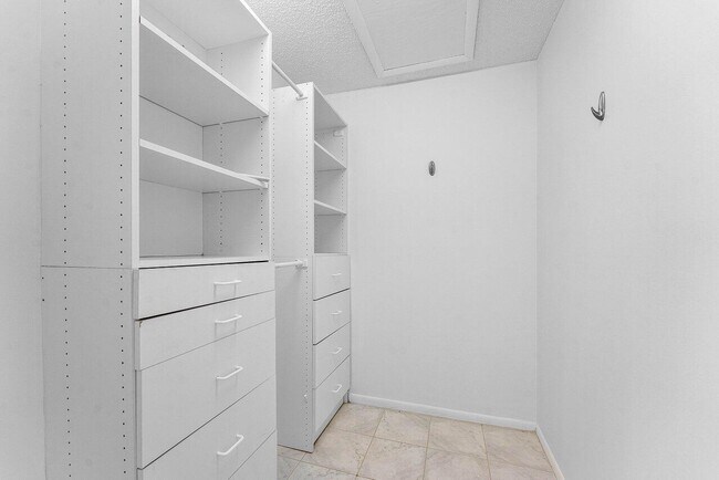 Building Photo - 8566 Casa Del Lago