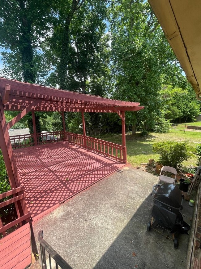 Building Photo - 2 bedroom 3 bath  Mid- Century style home! This home has a wonderful outdoor area great for Enter...