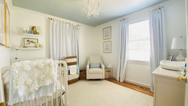 Building Photo - Three bedroom one bath!