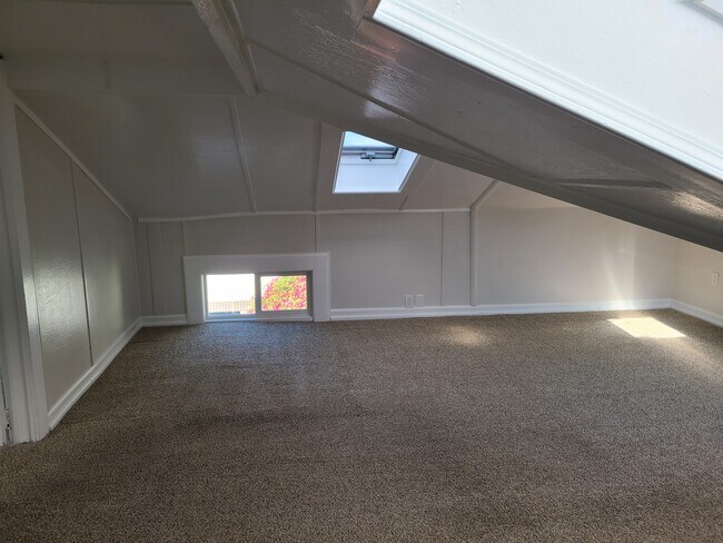 Building Photo - Ennis Properties