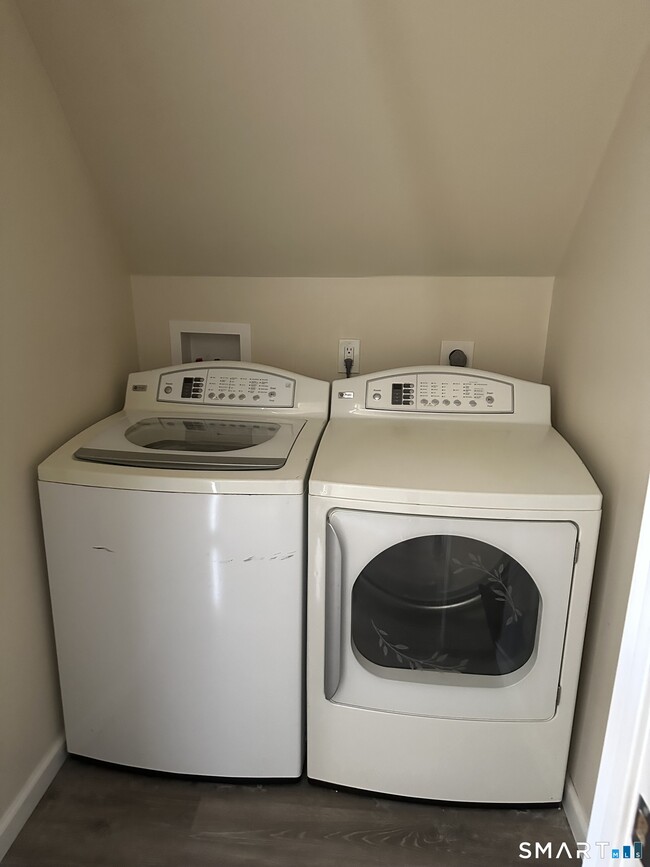 Building Photo - 567 Howe Ave