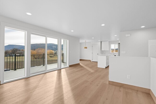 Building Photo - 865 9th St W