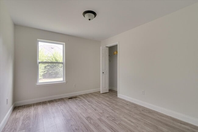 Building Photo - Spacious 4-Bedroom Home in Quiet Neighborh...